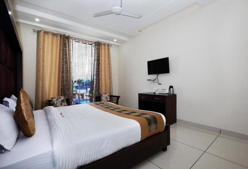 Oyo 4897 Hotel The 13een 6