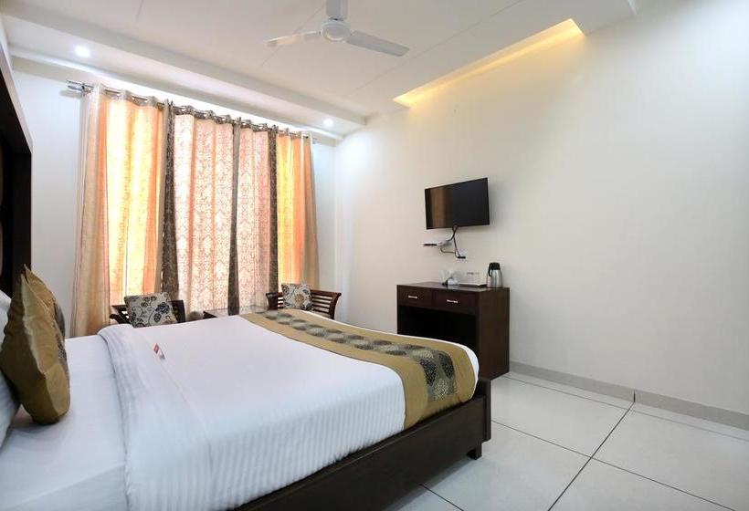 Oyo 4897 Hotel The 13een 7