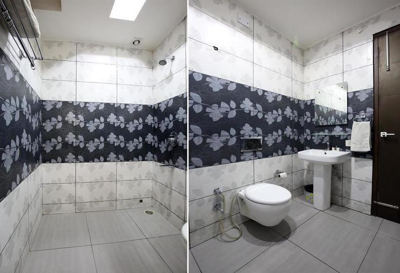 Oyo 4897 Hotel The 13een 9