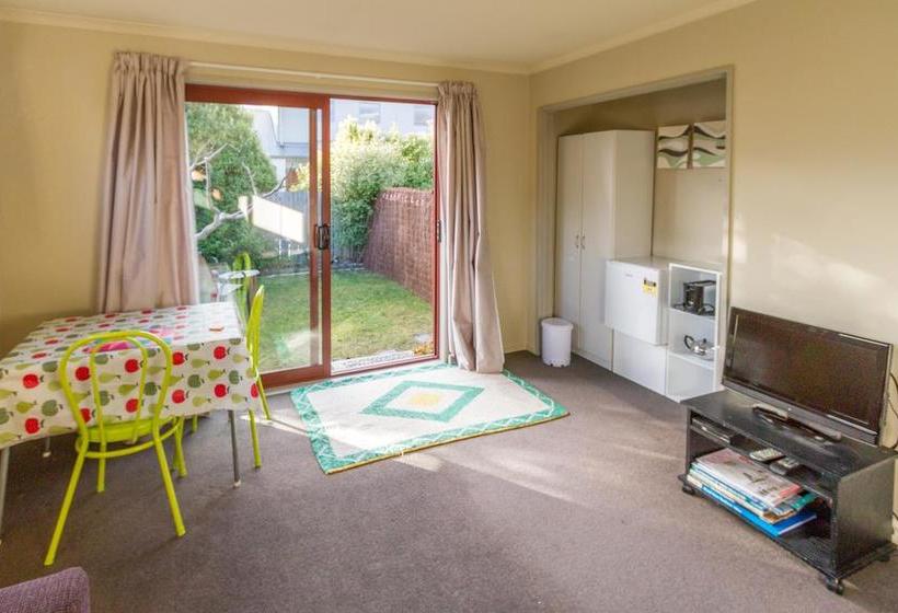 Bed and Breakfast Cosy Contemporary Hideaway 2