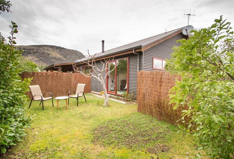 Bed and Breakfast Cosy Contemporary Hideaway 6