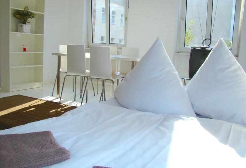 Hostel Near Zoologischen Garten 13