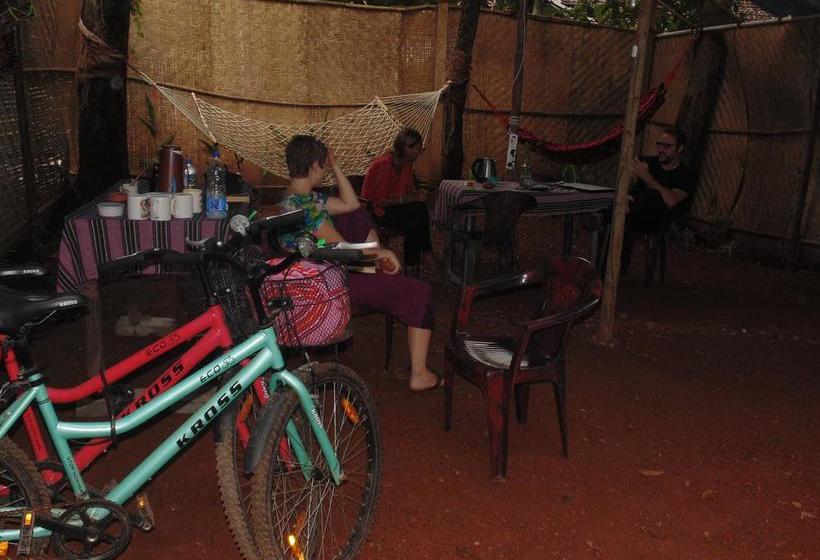 Bed & Breakfast Seinfeld S Cafe And Hostel 10