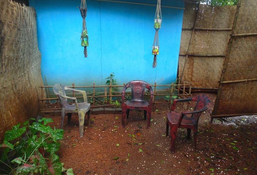 Bed & Breakfast Seinfeld S Cafe And Hostel 16