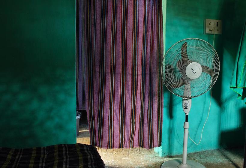 Bed & Breakfast Seinfeld S Cafe And Hostel 3