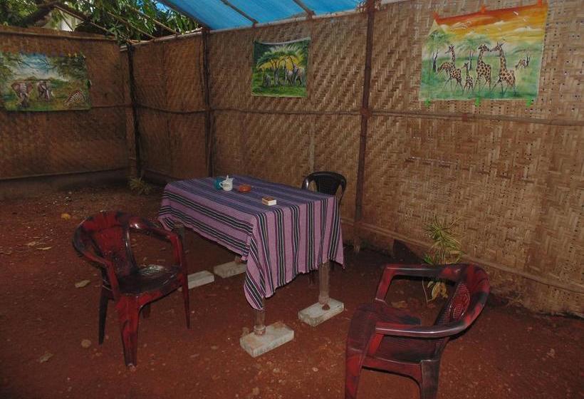 Bed & Breakfast Seinfeld S Cafe And Hostel 6