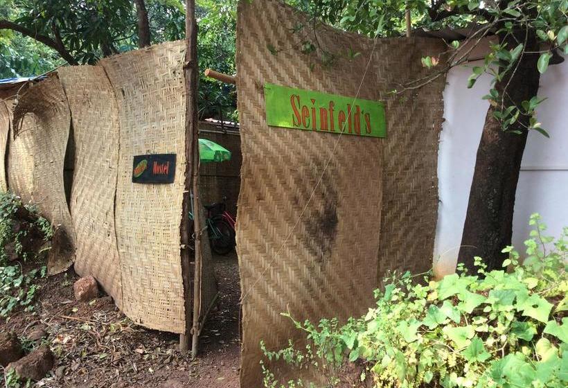 Bed & Breakfast Seinfeld S Cafe And Hostel 8