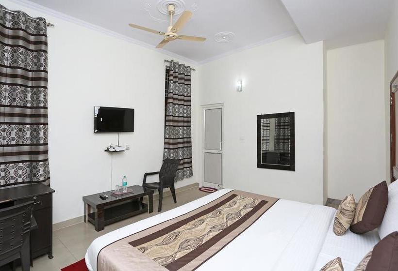 Hotel Oyo 8910 Celeste Inn 4