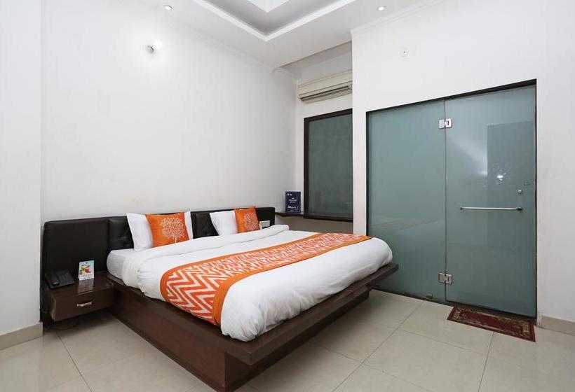 Hotel Oyo 8349 D Sapphire Crown 12