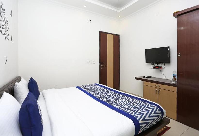 Hotel Oyo 8349 D Sapphire Crown 9