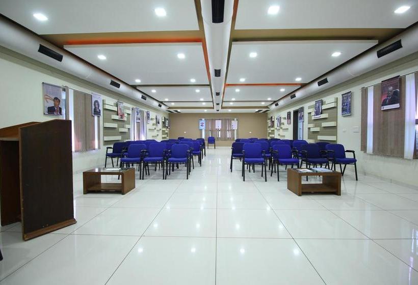 Hotel Oyo 5054 Sunnstep Club 3