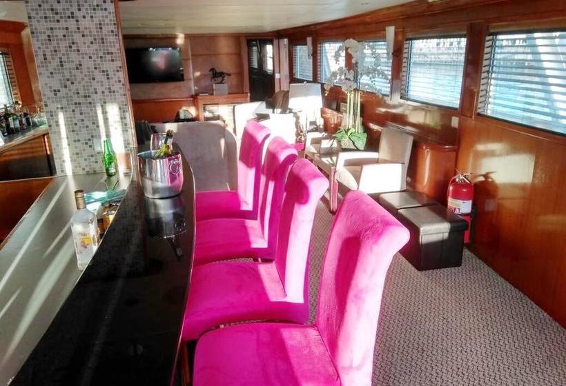 Hotel Jackie O Classic Luxury Yacht & Boutique 13