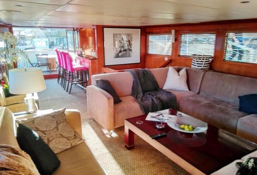 Hotel Jackie O Classic Luxury Yacht & Boutique 15