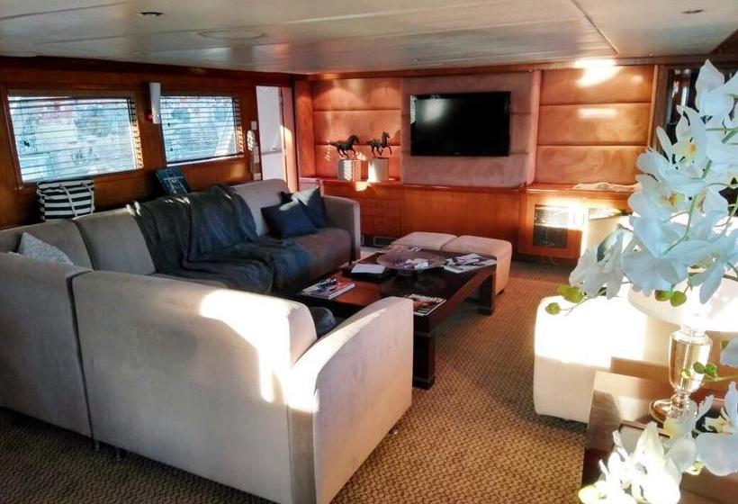 Hotel Jackie O Classic Luxury Yacht & Boutique 17