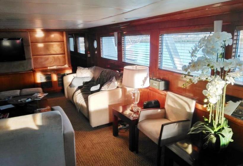 Hotel Jackie O Classic Luxury Yacht & Boutique 18