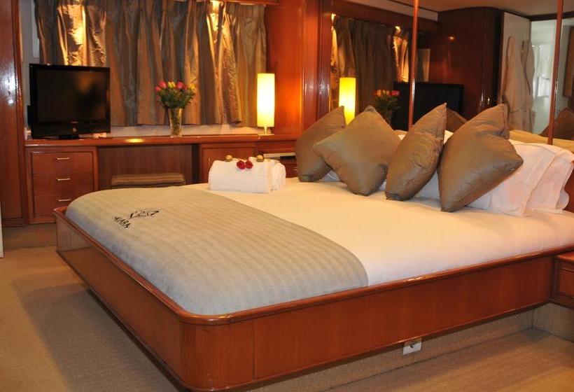 Hotel Jackie O Classic Luxury Yacht & Boutique 9