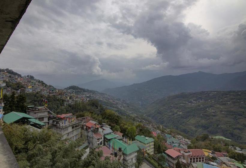 Hotel Oyo 13487 Crown De La Cruz Residency 2