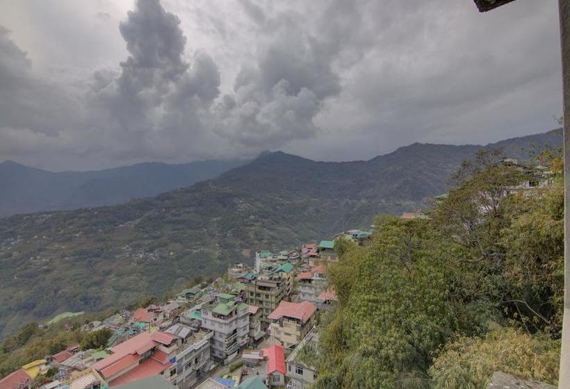 Hotel Oyo 13487 Crown De La Cruz Residency 3