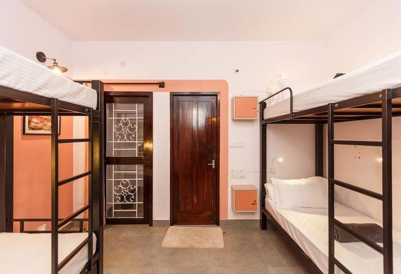 Hostel Locul.uptown 10