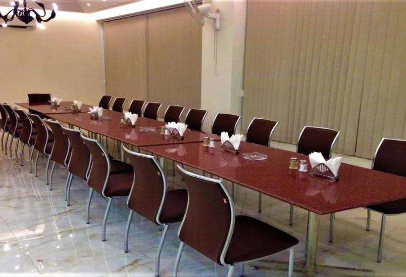 Hotel Sai Village Cyber Park 10