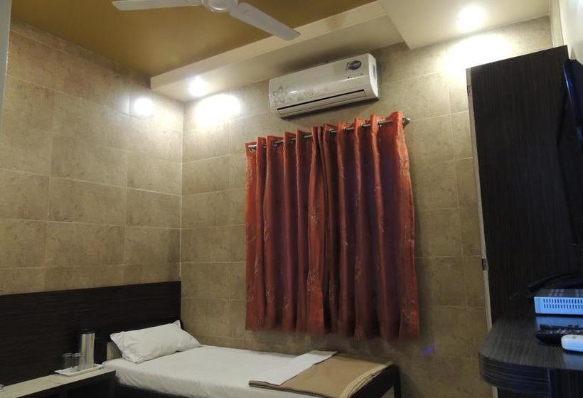 Hotel Pavitra 18