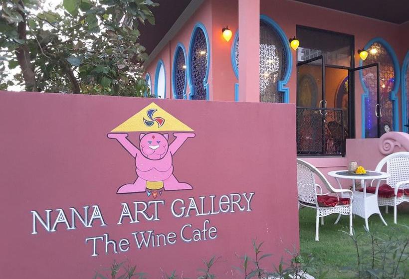 Bee Sleep Hostel & Nana Art Gallery 1