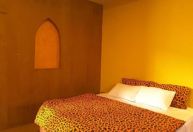 Bee Sleep Hostel & Nana Art Gallery 11