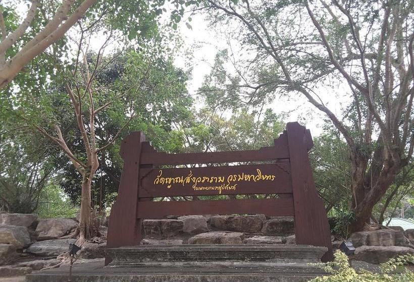 Bee Sleep Hostel & Nana Art Gallery 12