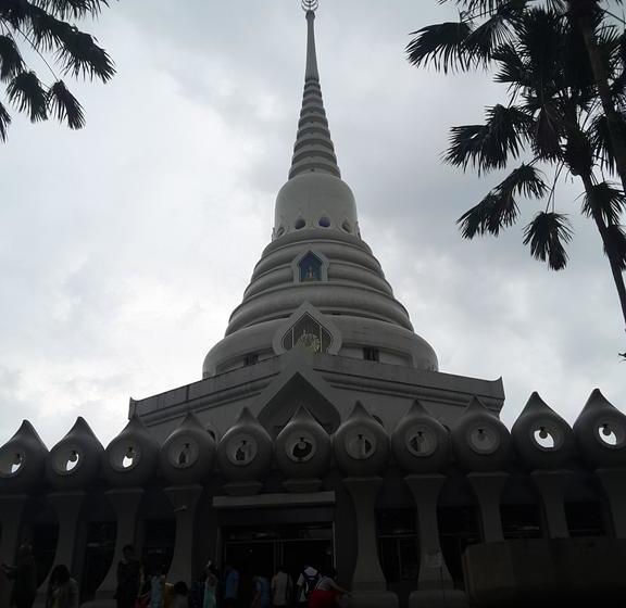 Bee Sleep Hostel & Nana Art Gallery 13