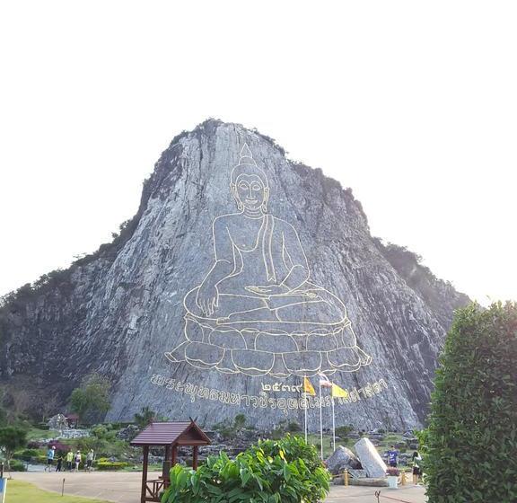 Bee Sleep Hostel & Nana Art Gallery 15