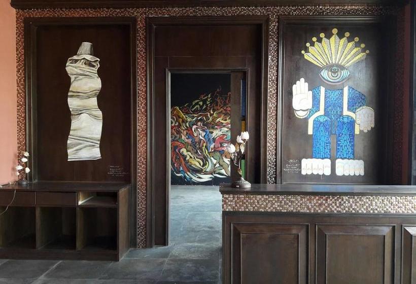 Bee Sleep Hostel & Nana Art Gallery 17