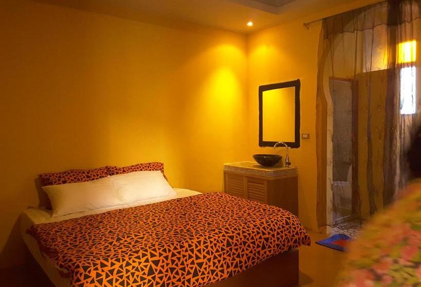 Bee Sleep Hostel & Nana Art Gallery 4