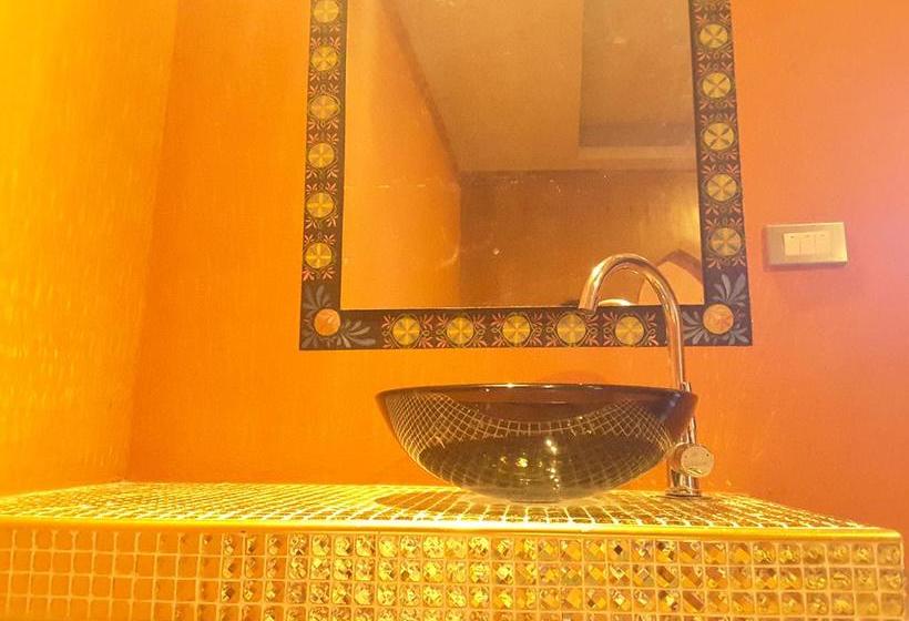 Bee Sleep Hostel & Nana Art Gallery 7