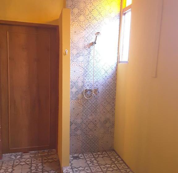 Bee Sleep Hostel & Nana Art Gallery 8