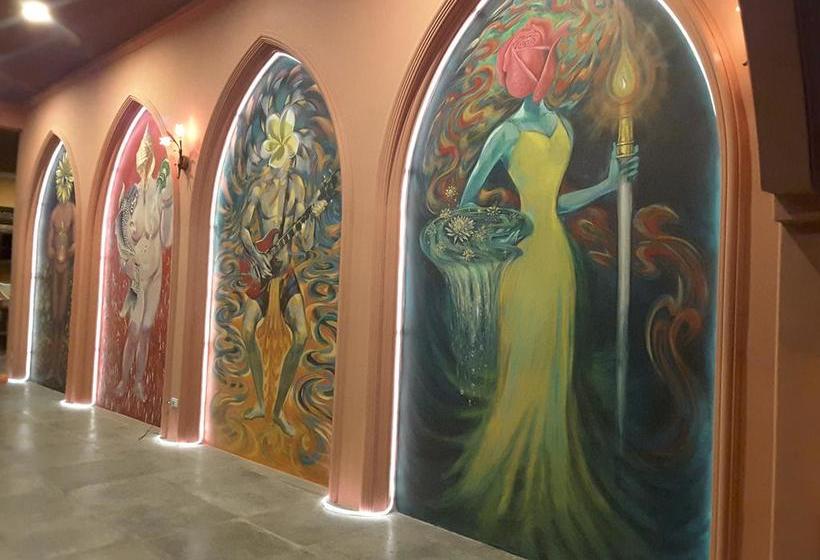 Bee Sleep Hostel & Nana Art Gallery 9