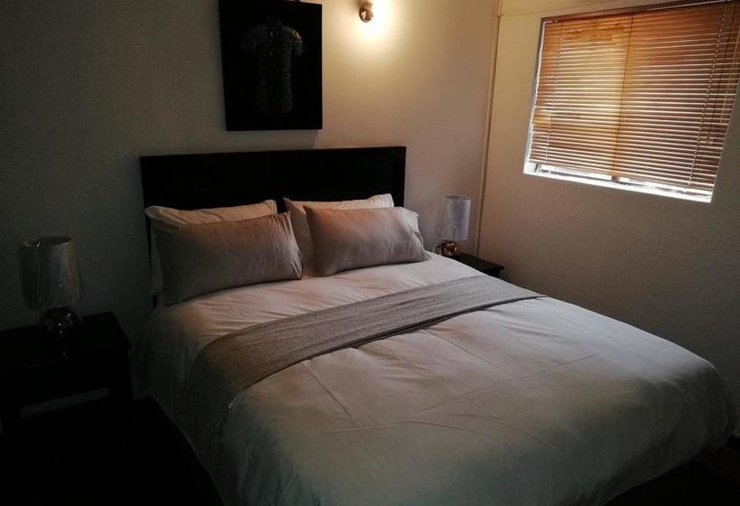 Ekukhanyeni B & B 18