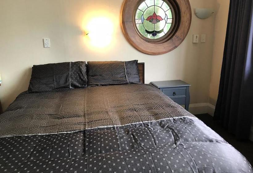 Bed and Breakfast Living On Dee 5