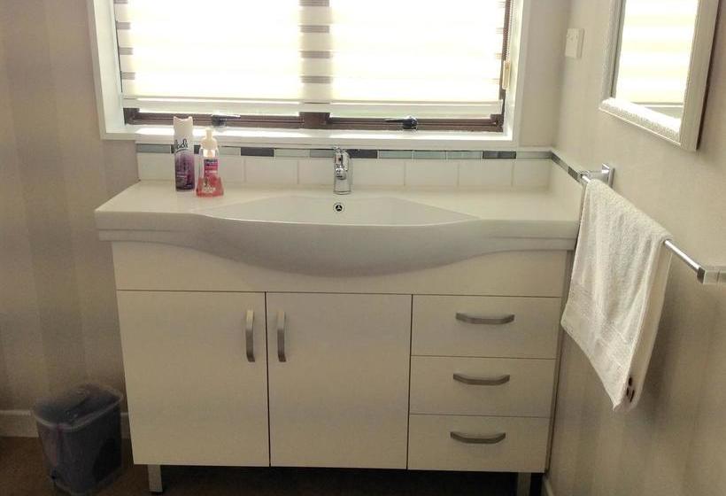 Bed and Breakfast 66 Chaucer 6