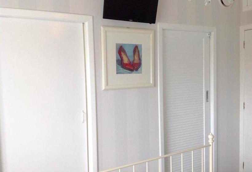 Bed and Breakfast 66 Chaucer 8