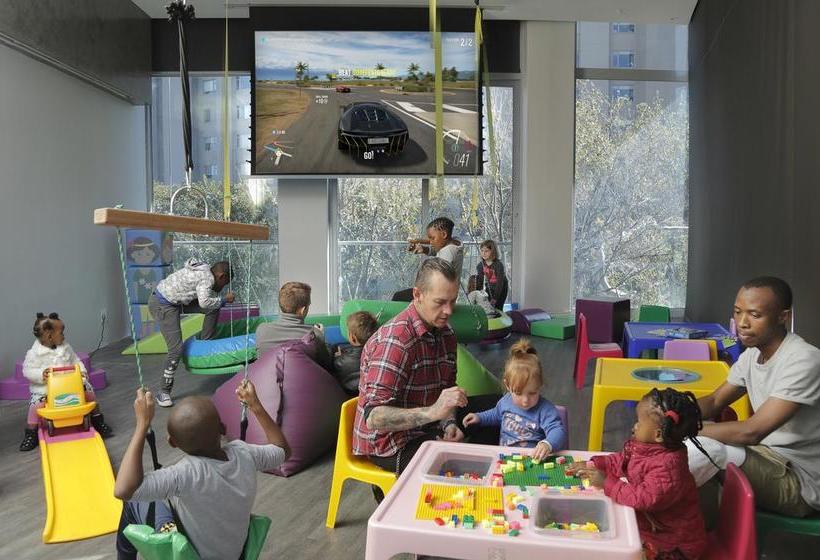 Hotel The Capital On The Park 12