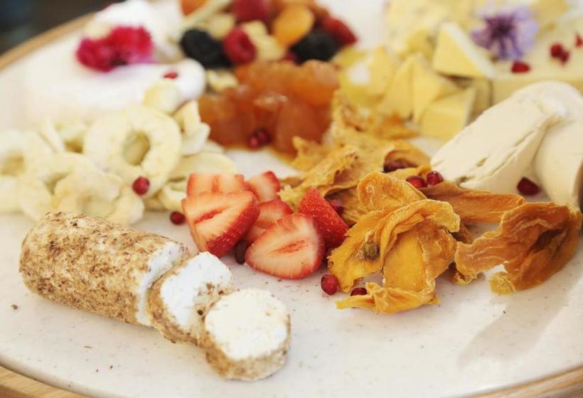 Hotel The Capital On The Park 17