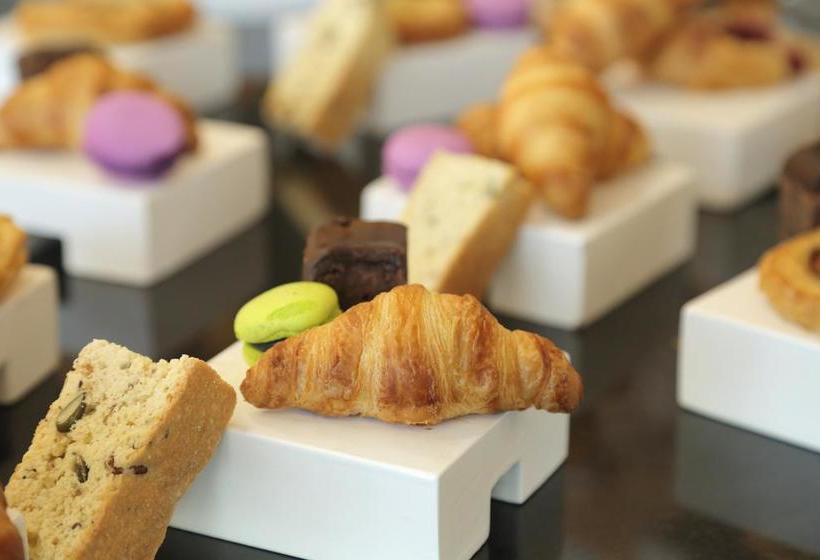 Hotel The Capital On The Park 20