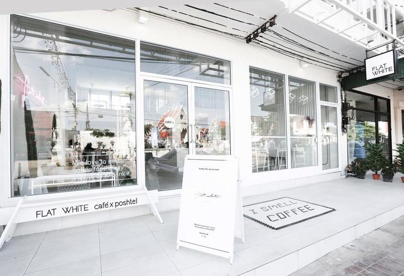 Albergue Flat White Cafe X Poshtel Lampang