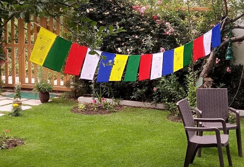 V Resorts Apple Croft Cottage 1