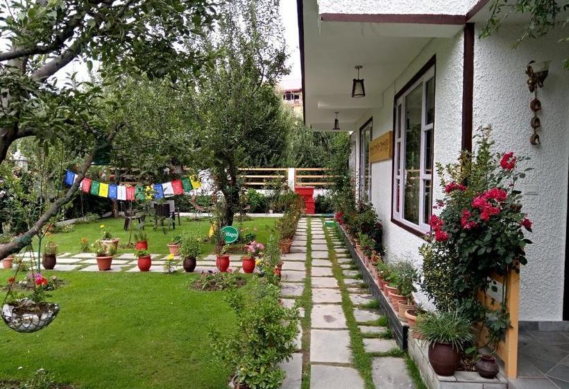 V Resorts Apple Croft Cottage 12