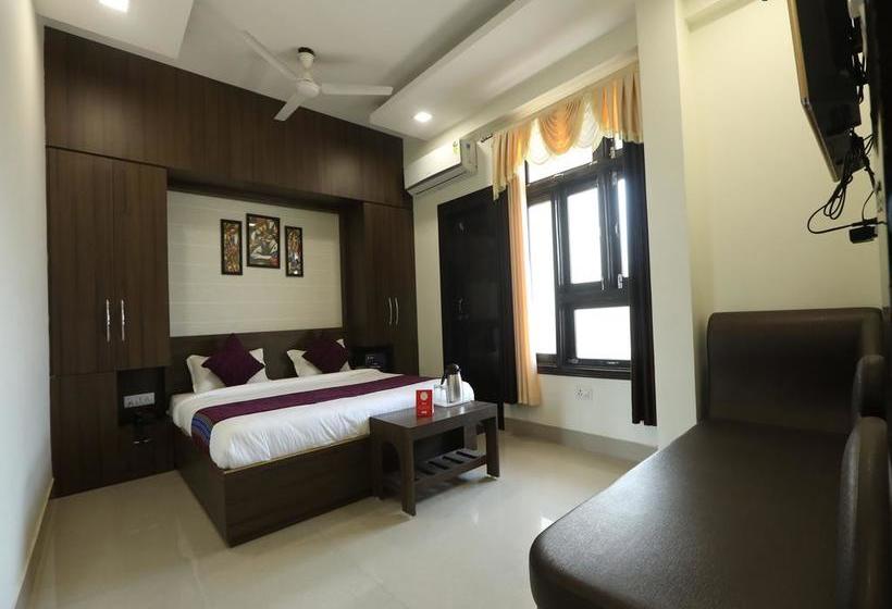 Oyo 10472 Hotel Queen 1