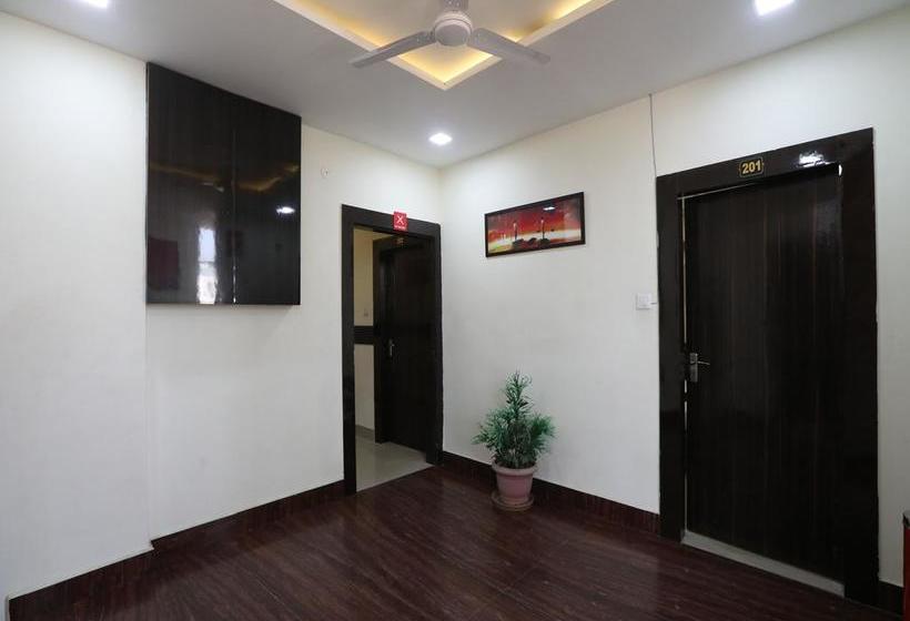 Oyo 10472 Hotel Queen 12