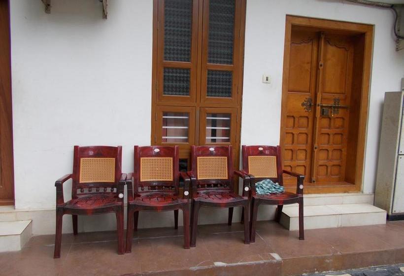 Hotel Lloyds Dormitory 17