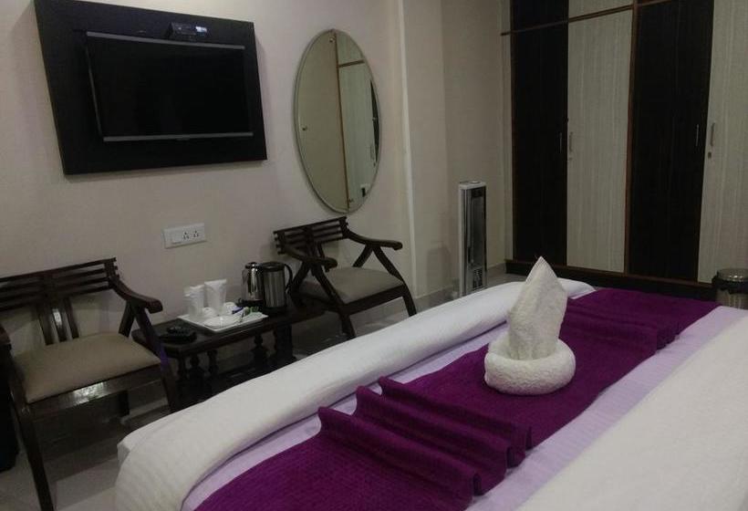 Hotel Uphill Courtyard On Hilltop 4 Km Mall Road 16