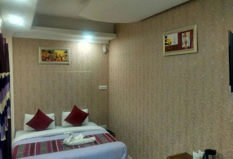 Hotel Uphill Courtyard On Hilltop 4 Km Mall Road 18